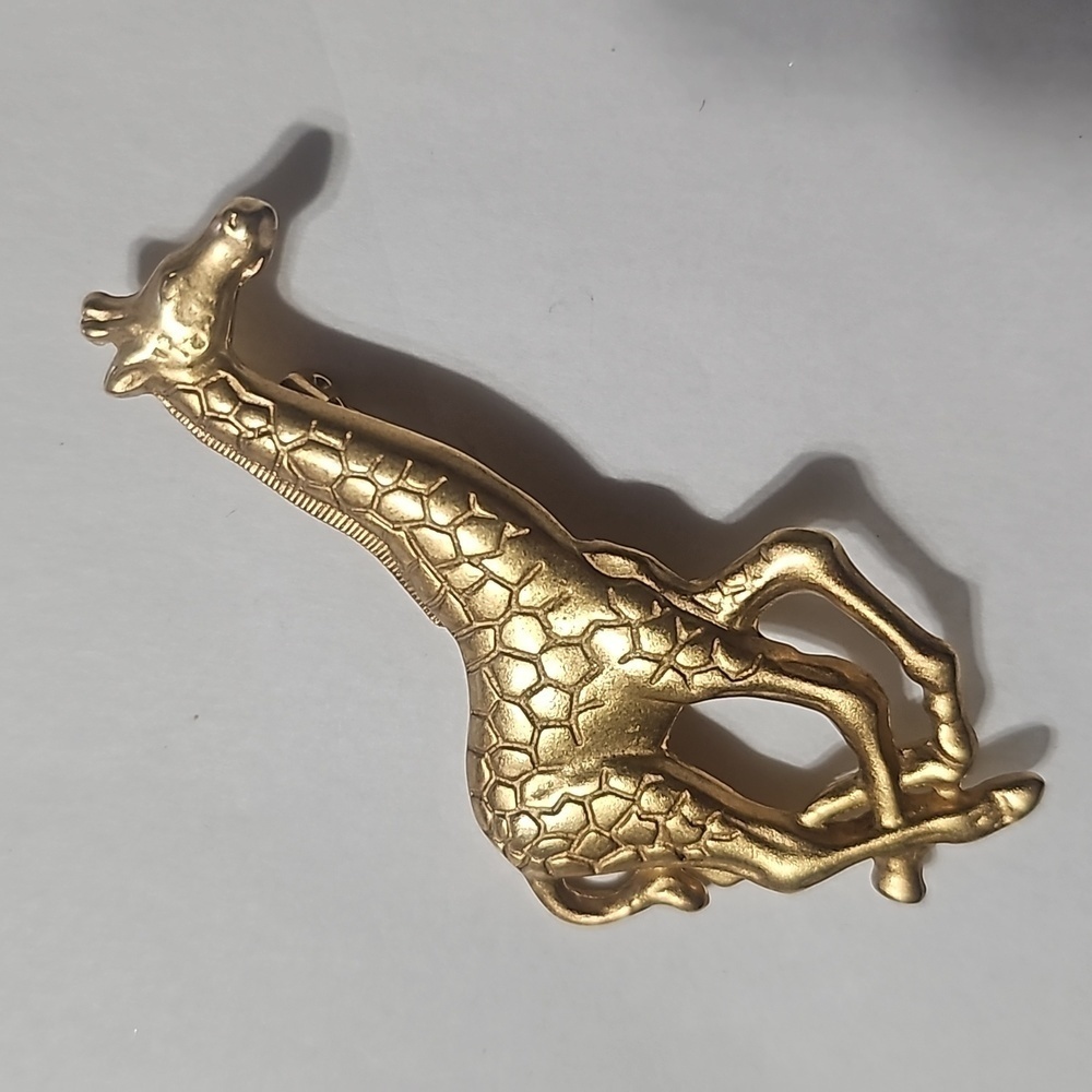 Women's Giraffe 🦒 Brooch